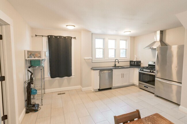 Building Photo - Three Bedroom One Bath