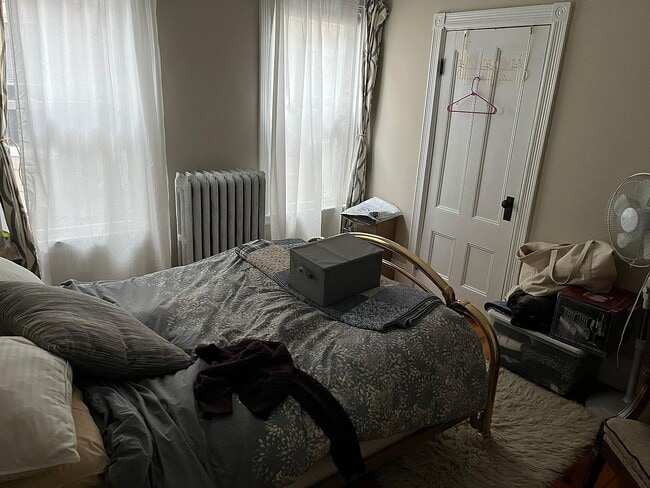 Building Photo - "Charming 3-Bed, 2-Bath Gem in Portland's Heart – Spacious 1350 Sq Ft Living!"