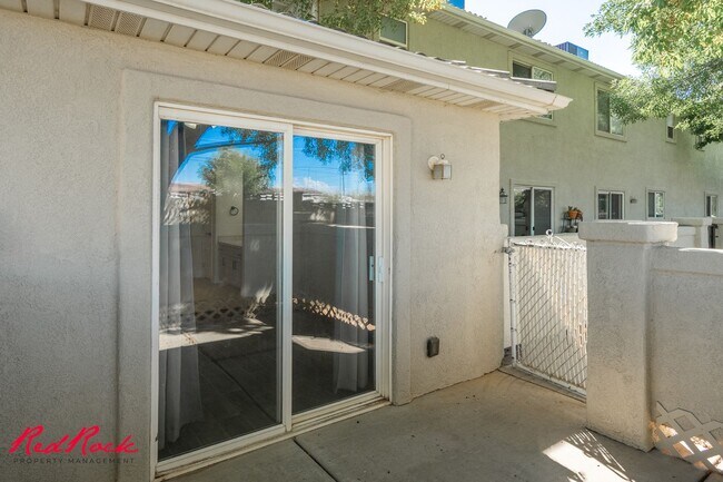 Building Photo - Small Dog Friendly! 3 Bedroom Single-Level...