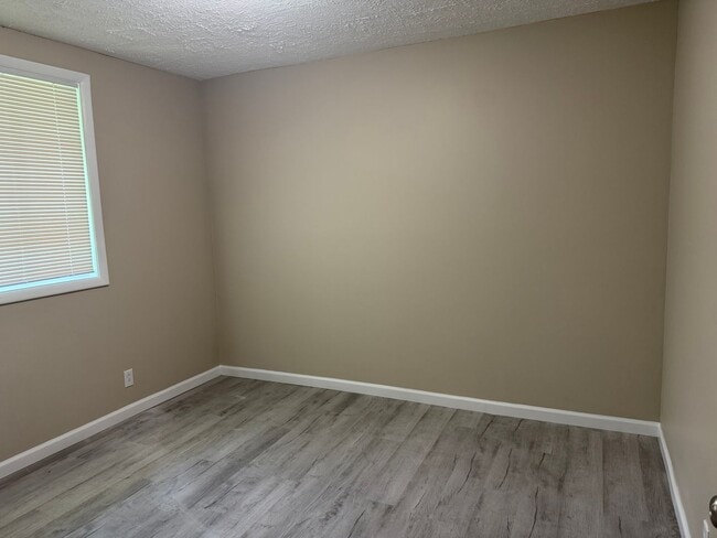 Building Photo - 2 bedroom, 1 bath