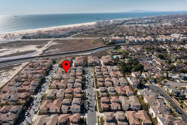 Building Photo - Highly Upgraded 4 Bed, 4.5 Bath Condo Available in Pacific Shores!