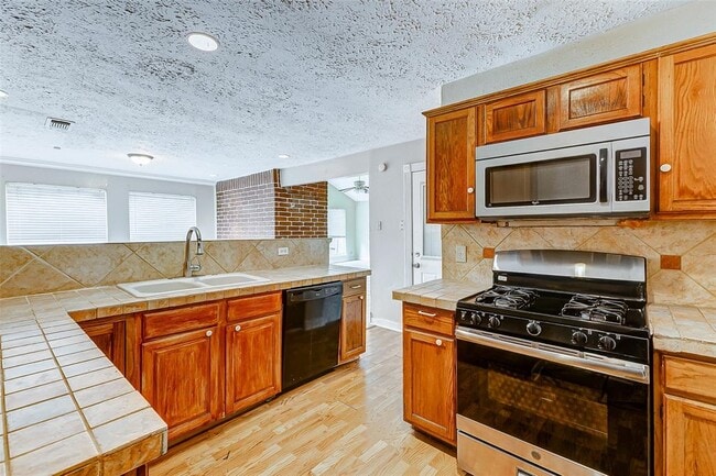 Building Photo - 2010 Hickory Glen Dr