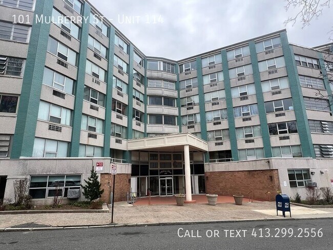 Building Photo - Updated Two Bedroom Condo On Springfield's...