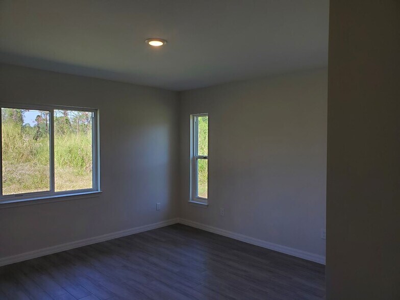 Building Photo - 3x2 Duplex Unit