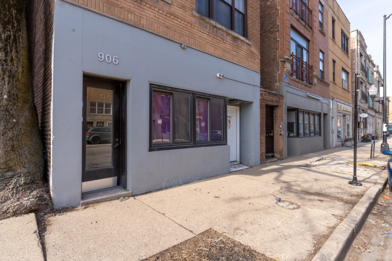 Building Photo - 906 N Damen Ave