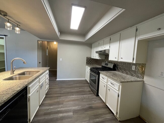 Building Photo - Move in ready! 3 bedrooms and 2 baths