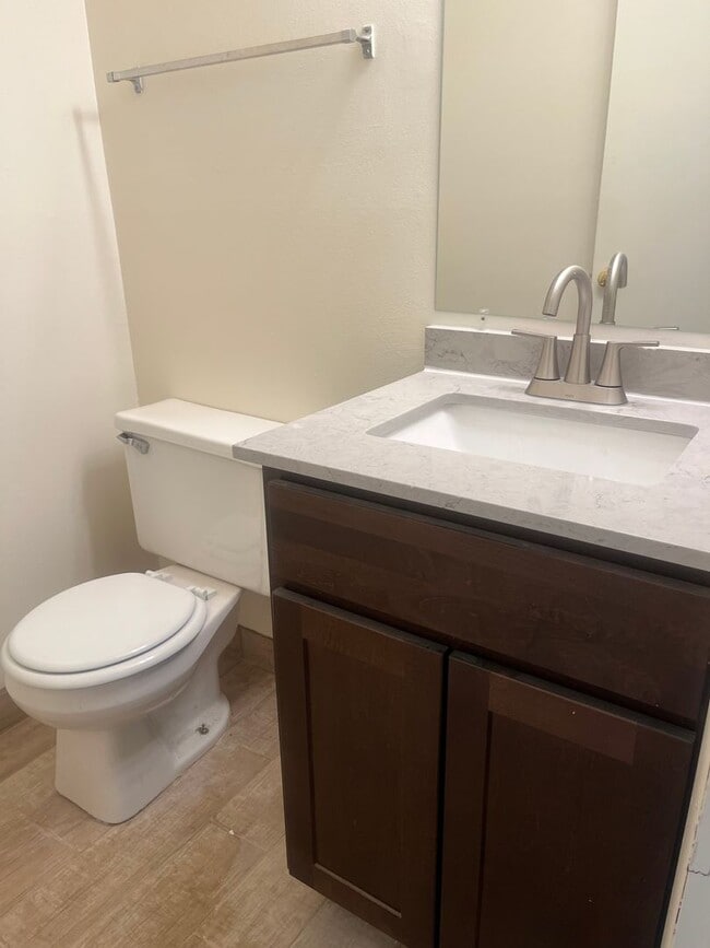 Building Photo - 3 Bedroom 2 1/2 Bath Townhome