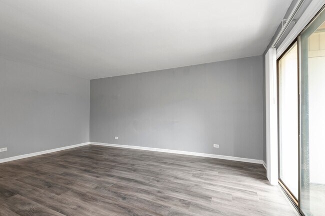 Building Photo - 2214 Country Club Dr