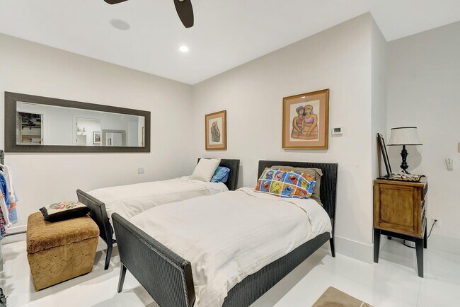 Building Photo - 17070 Royal Cove Way