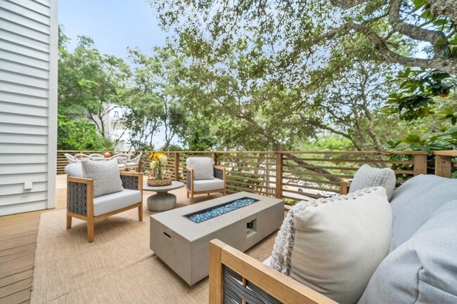 Building Photo - 6296 W County Hwy 30A