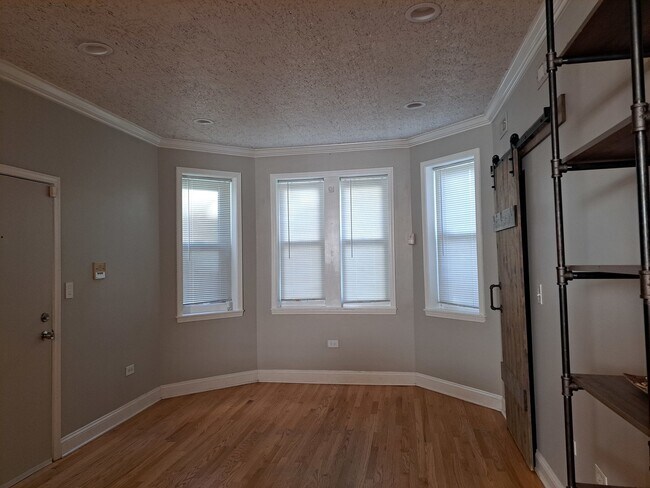 Building Photo - 7062 N Wolcott Ave
