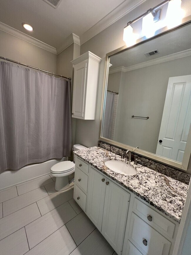 Building Photo - Stunning 4 bedroom, 3 bathroom 2 story hom...