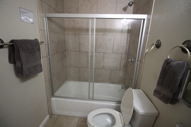 Hall Bath - 1110 E Broadmor Dr
