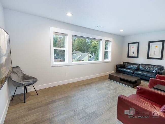 Building Photo - Fully Furnished Lake Oswego Gem!!!!