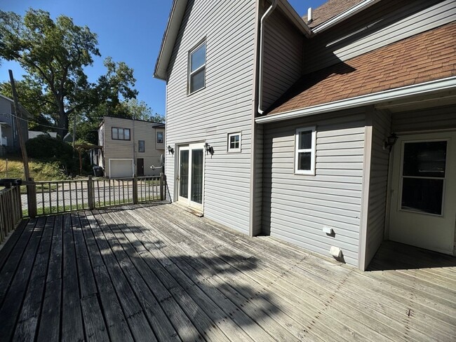 Building Photo - 3 bedroom home in Moline