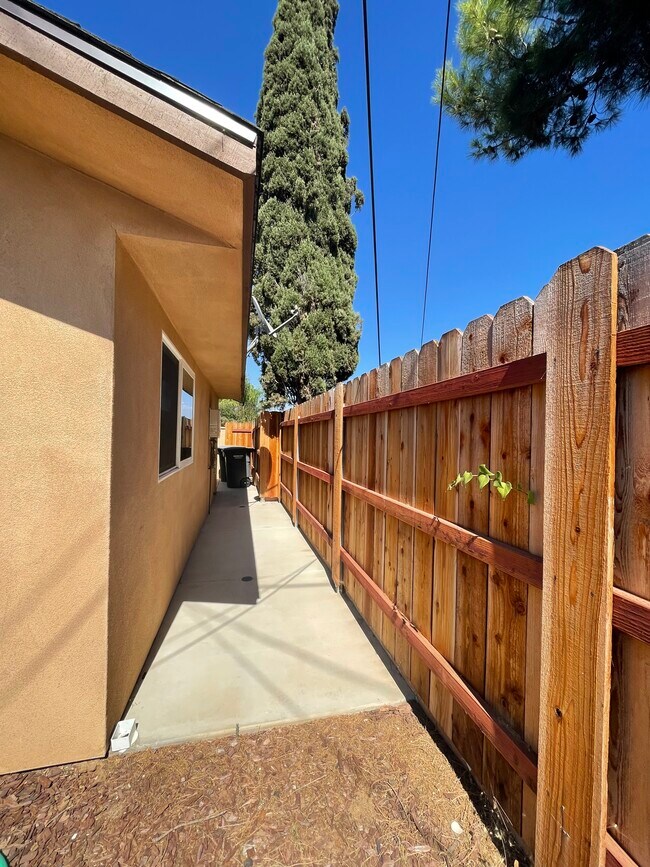 Building Photo - 703 W College St