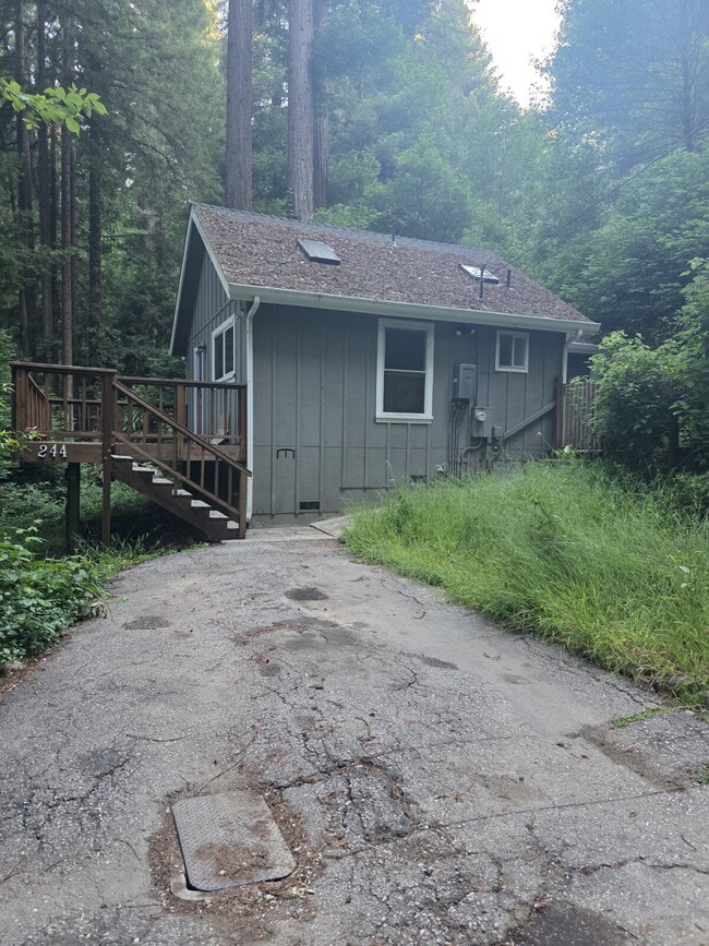 Building Photo - Charming Private Cottage in the Redwoods