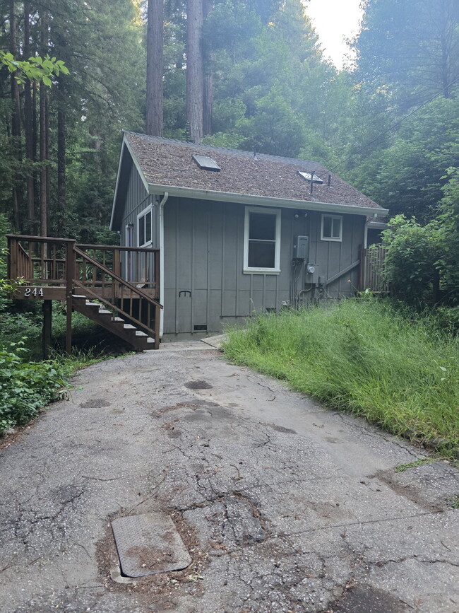 Building Photo - OPEN HOUSE TODAY 1:30PM June 22nd.  Charmi...