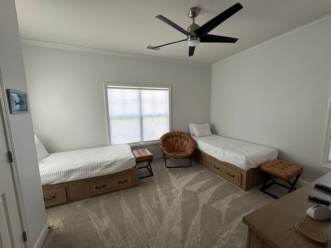 Building Photo - Seagate- Close to Wrightsville Beach