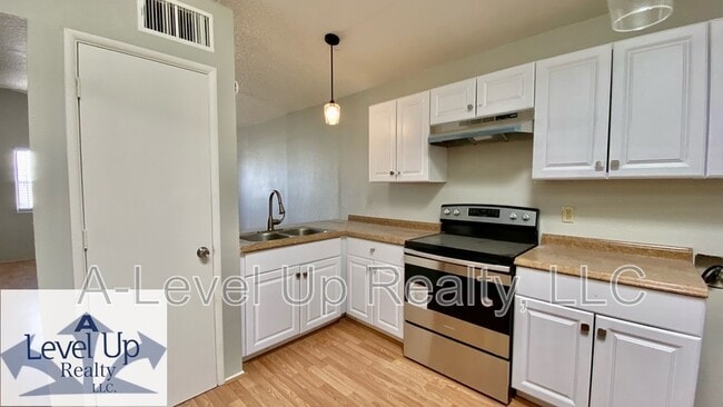 Building Photo - 419 E Thoroughbred St