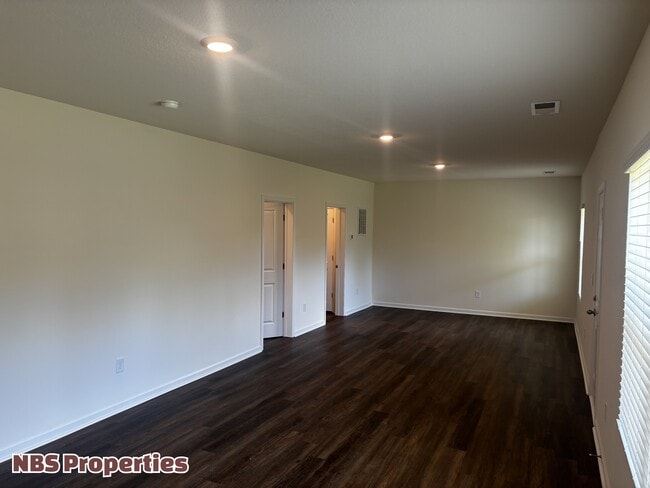 Building Photo - 935 Utopia Ln