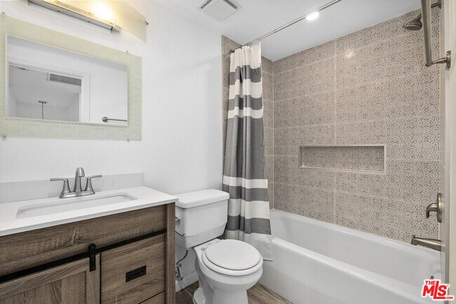Building Photo - 212 S Hamilton Dr