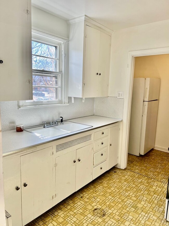 Building Photo - Charming six bedroom home near River North...