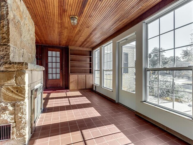 Building Photo - 2933 Cummings Dr