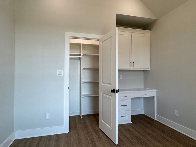 Building Photo - 9256 Villas Ct