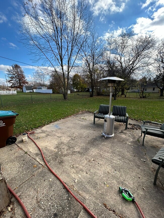 Building Photo - 408 E Broadwell St