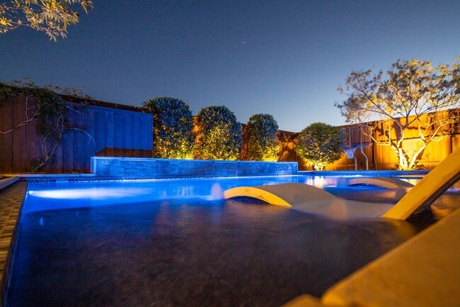 Building Photo - Gorgeous home with Pool