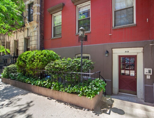 Building Photo - 318 W 15th St