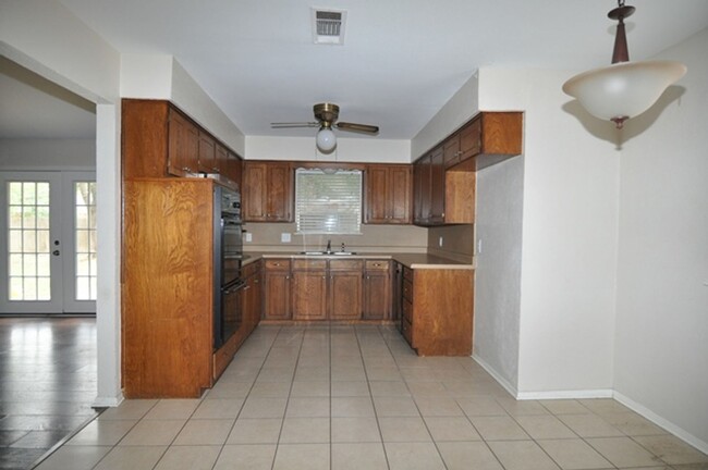 Building Photo - Spacious 3-2-2 home in Hurst!