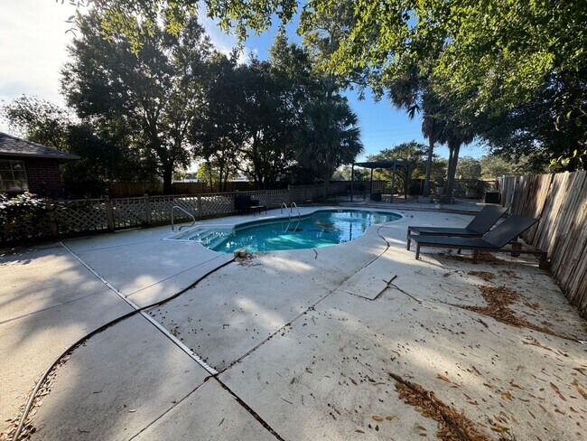 Building Photo - Gulf Breeze - Melissa Oaks - 4 Bedroom, 2 Bathroom w/ pool
