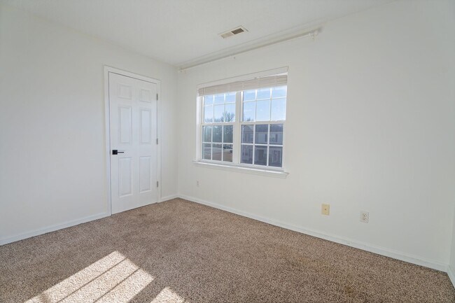 Building Photo - Move-In Ready Townhome Near Camp Lejeune