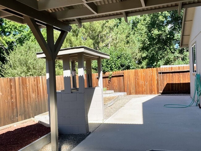 Building Photo - beautiful home in downtown gardnerville