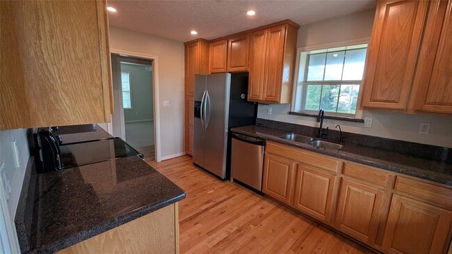 Building Photo - 530 S Shady Ln