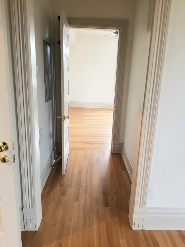 Building Photo - 2112 Monteiro Ave