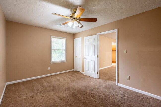 Building Photo - 4135 Knollcrest Cir N