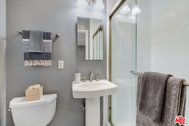 Building Photo - 852 11th St