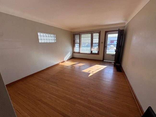 Building Photo - Vintage Beauty with Space, Light, and Clas...