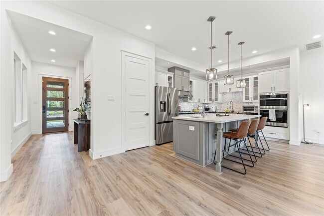 Building Photo - Wycliffe Dr.