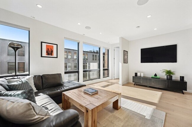 Primary Photo - 340 W 2nd St