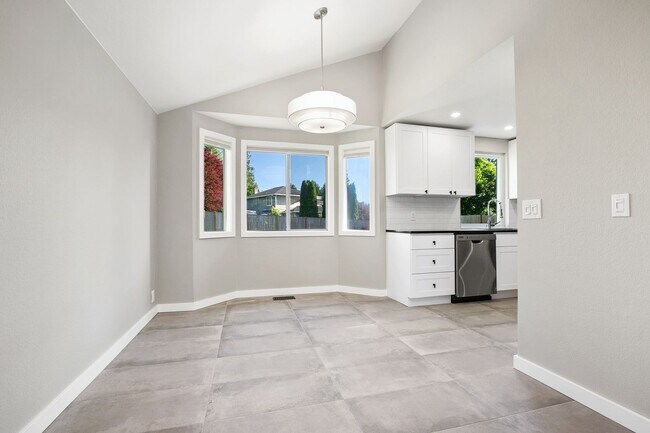 Building Photo - Inviting Everett Home Featuring 3 Bedrooms, Fireplace, and Fully Fenced Backyard