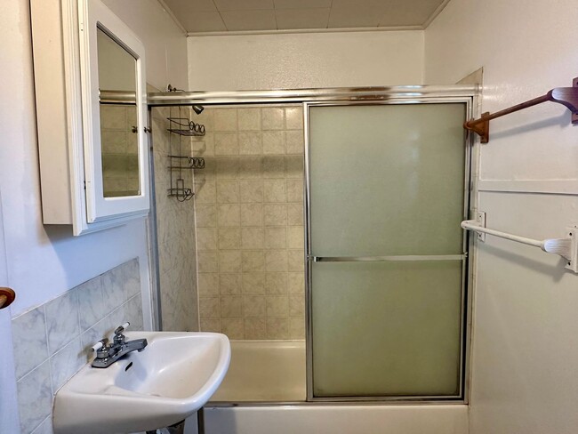 Building Photo - 1 bdrm, 1 bath house 5 minutes to OIT and ...