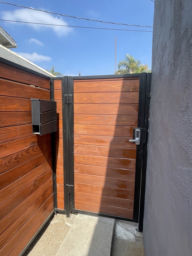 Side Gate Door - 4121 1/2 Supreme Ct