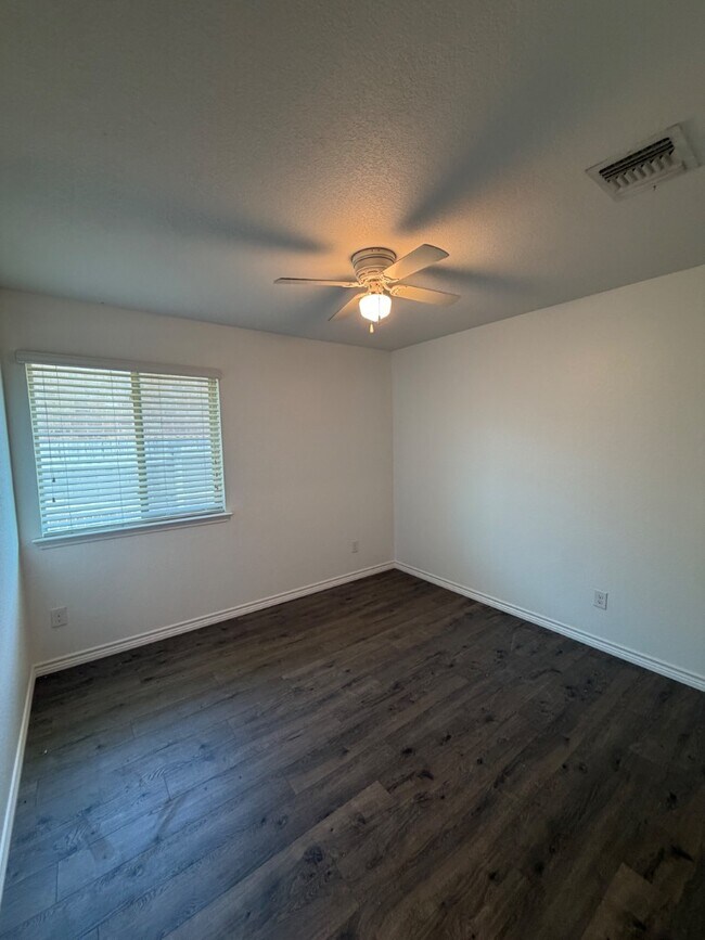 Building Photo - 1114 Emerald Gate Dr
