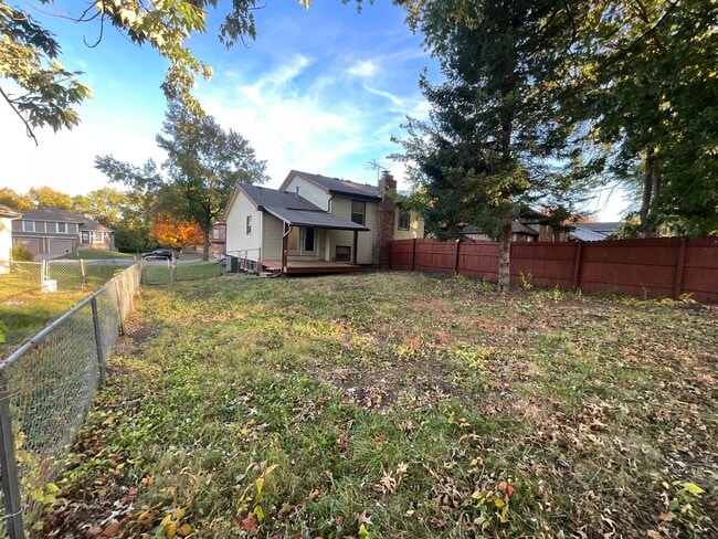 Building Photo - Renovated 2 bedroom duplex ready for move-in!