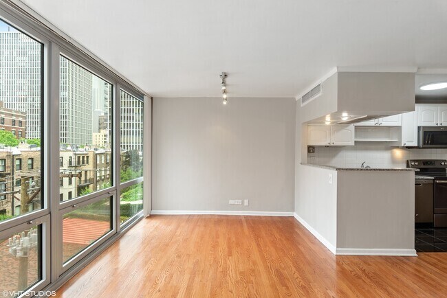 Dining area - 21 W Goethe St