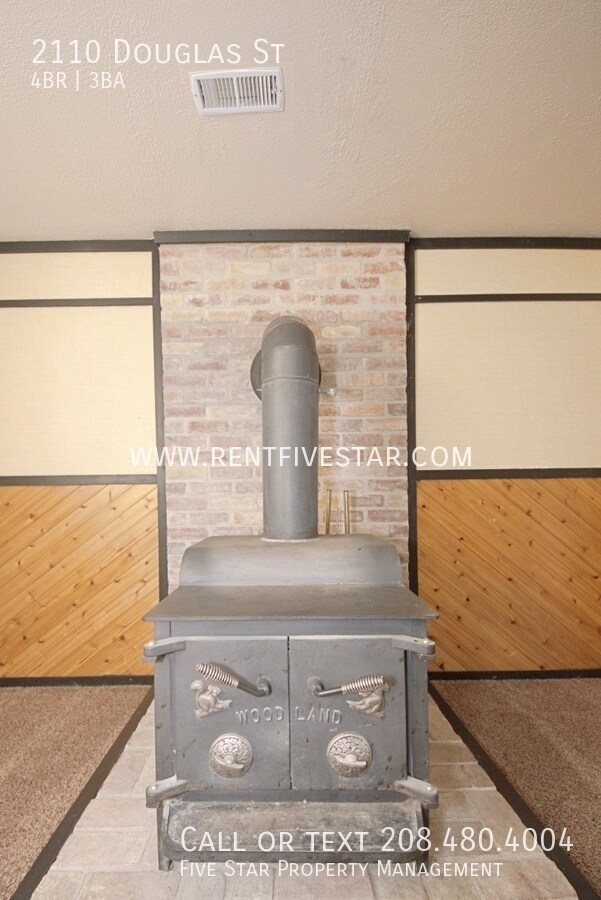 Building Photo - 2110 Douglas St